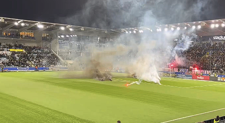 Έκαψαν τον χλοοτάπητα, έριξαν καπνογόνα - Χαμός από οπαδούς της Νόρκεπινγκ για τον υποβιβασμό (video)