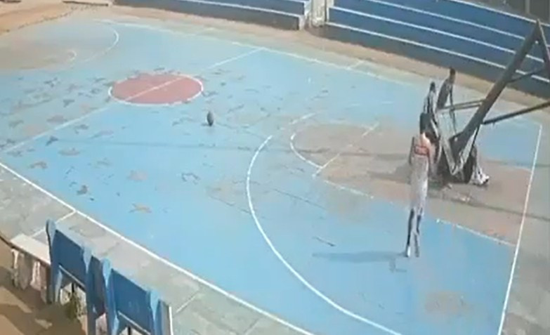 Τρομακτικό δυστύχημα στην Ινδία: 14χρονος τραυματίστηκε θανάσιμα από πτώση μπασκέτας (video)