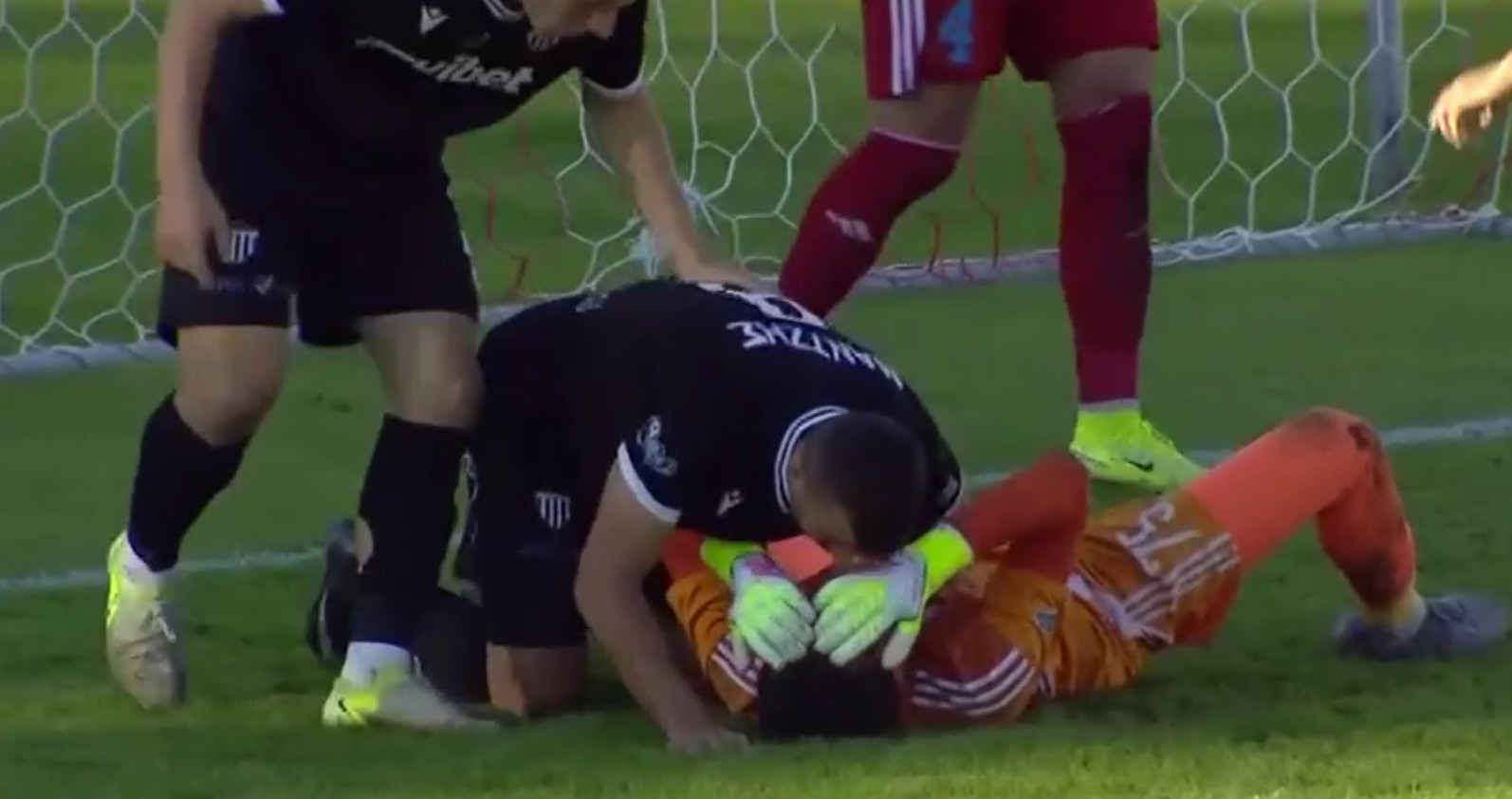 Ο Μάντζης σκόραρε για την Καλαμάτα και φίλησε τον τραυματισμένο τερματοφύλακα Τσιλιγγίρη (video)