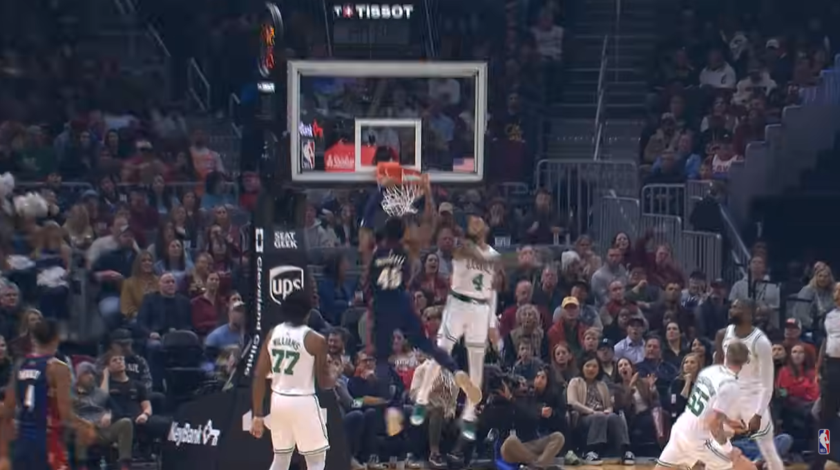 Βραδιά γεμάτη καρφώματα και... poster Μίτσελ στο Top 10 του ΝΒΑ (video)