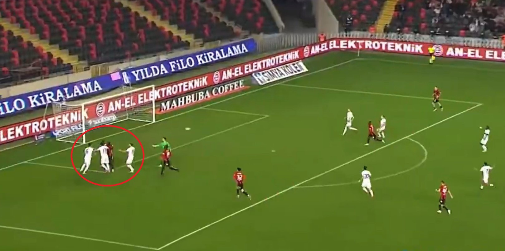 Πρωτοφανές σκηνικό στην Τουρκία: Ποδοσφαιριστές πλακώθηκαν, ο Μπόατενγκ σκόραρε σε κενή εστία και το γκολ μέτρησε (video)