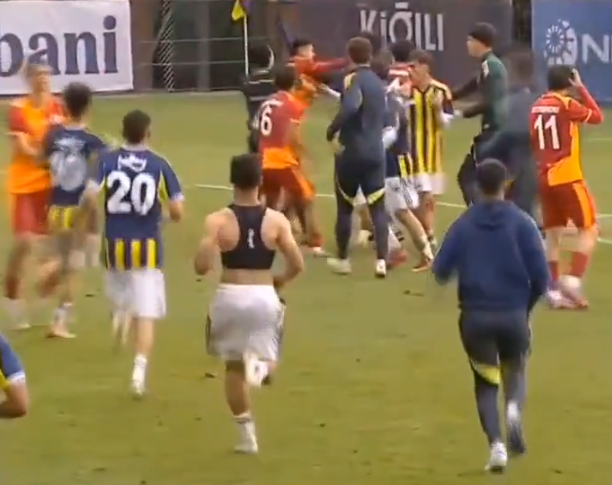 Χάος σε αγώνα Κ19 στην Τουρκία: Παίκτες της Φενέρ και της Γαλατασαράι μετέτρεψαν το γήπεδο σε... ρινγκ (video)