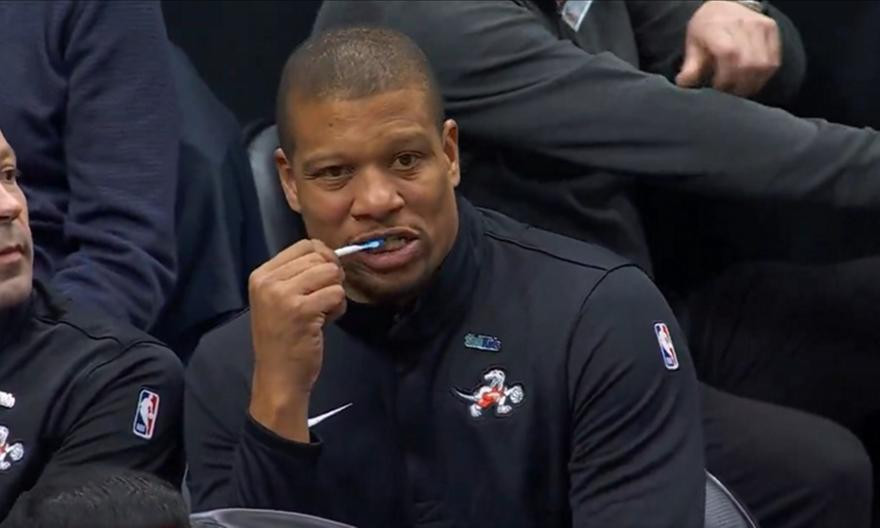Ο Μάικ Μπατίστ βούρτσιζε τα δόντια του κατά τη διάρκεια αγώνα (video)