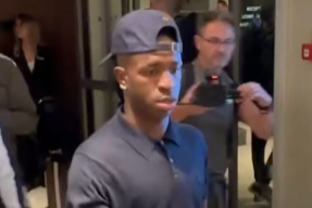 Χαμός για τον Βινίσιους στο ξενοδοχείο της Ρεάλ - Έδωσε αυτόγραφα ο Βραζιλιάνος (video)