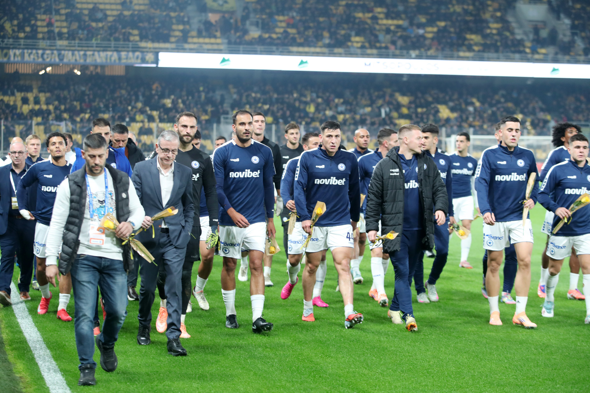 Οι παίκτες του Ατρόμητου άφησαν λουλούδια στη μνήμη του δολοφονημένου φίλου της ΑΕΚ στη Χαλκίδα (video)