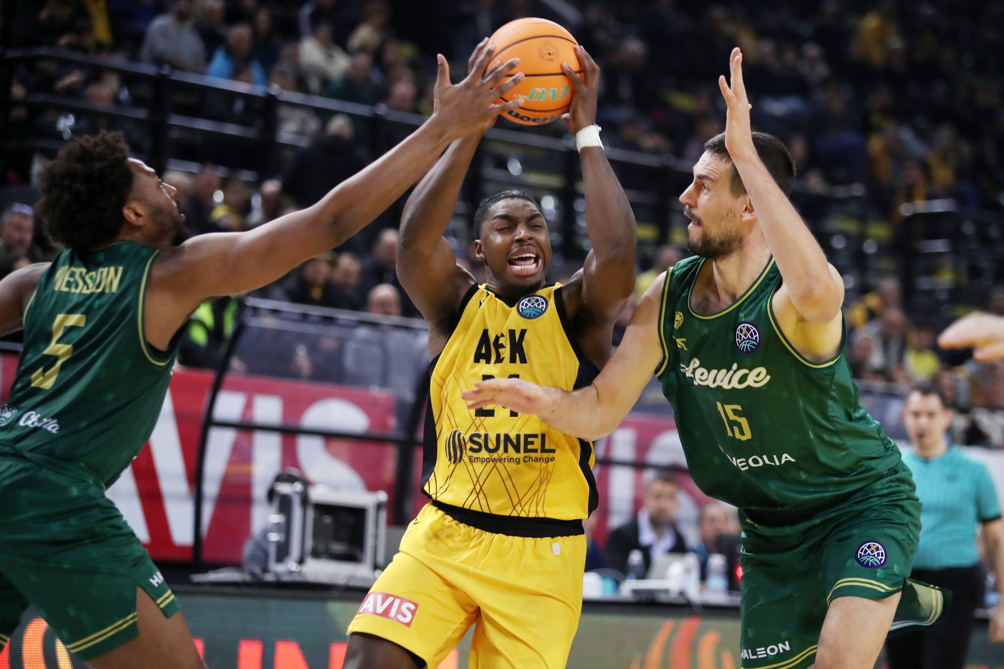 Η ΑΕΚ πήρε το... θρίλερ και «πέταξε» για τους 16 του BCL