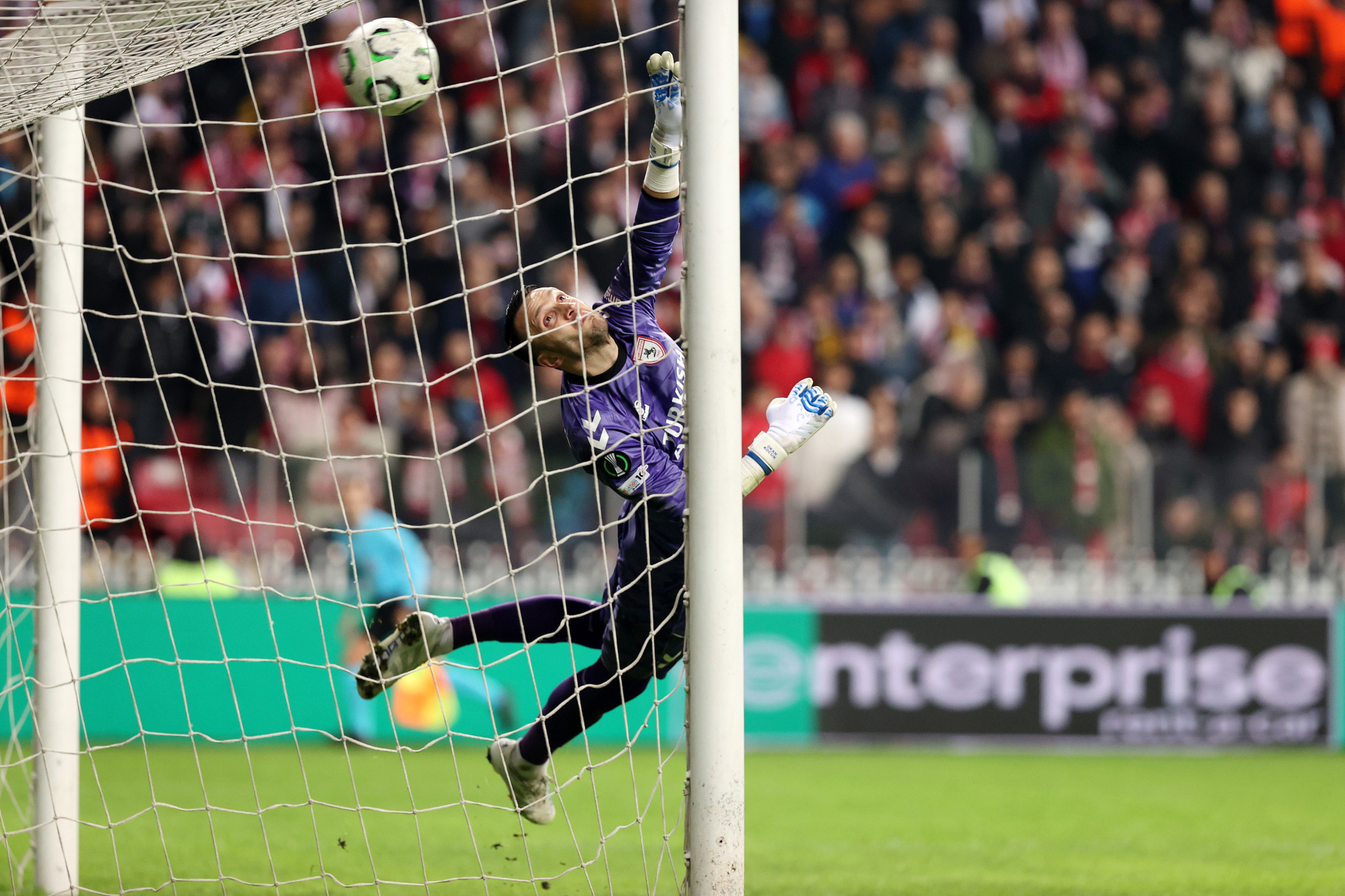 Τηλεκατευθυνόμενο φάουλ του Μάριν για το 1-1 της ΑΕΚ (video)