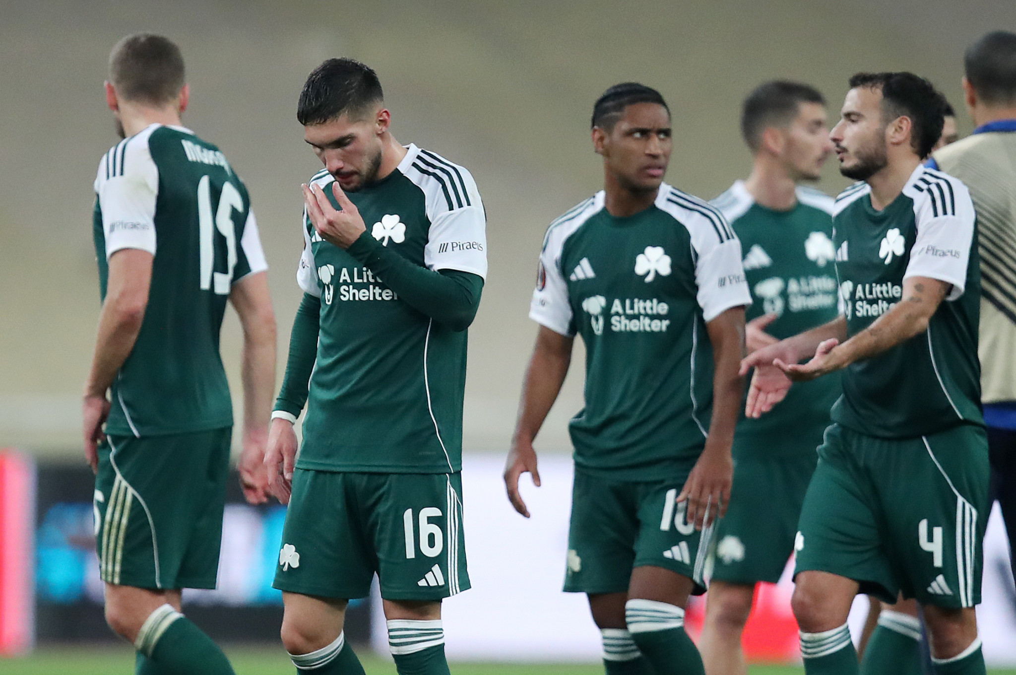 Αποδοκιμασίες και ένα σύνθημα... υπενθύμιση από τον κόσμο του Παναθηναϊκού μετά την ισοπαλία στο ΟΑΚΑ