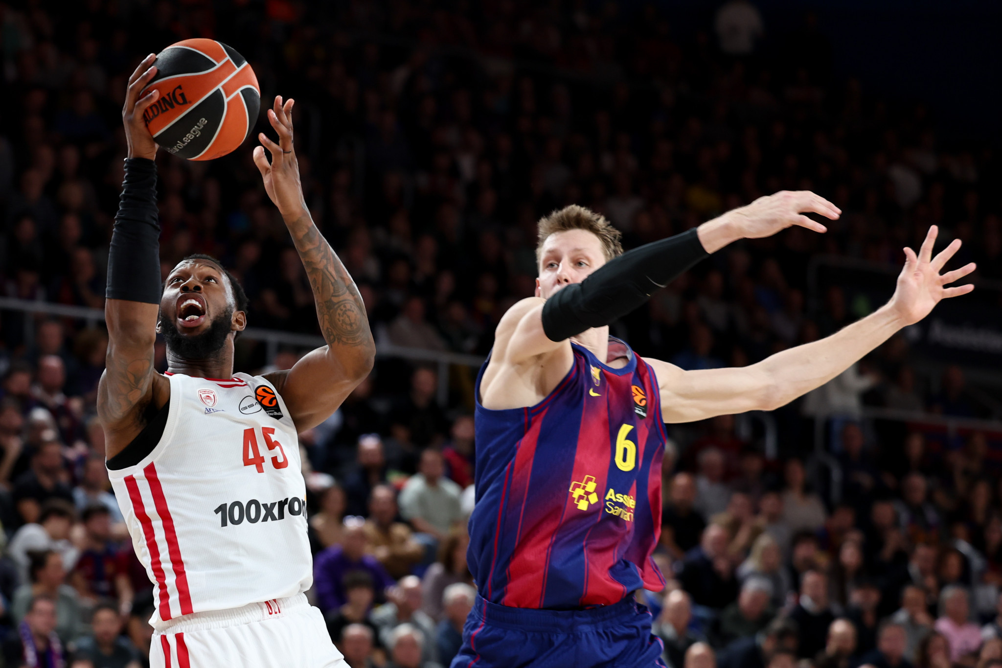 Απίστευτο putback κάρφωμα του Χολ που... ξέσπασε στο καλάθι της Μπαρτσελόνα (video)