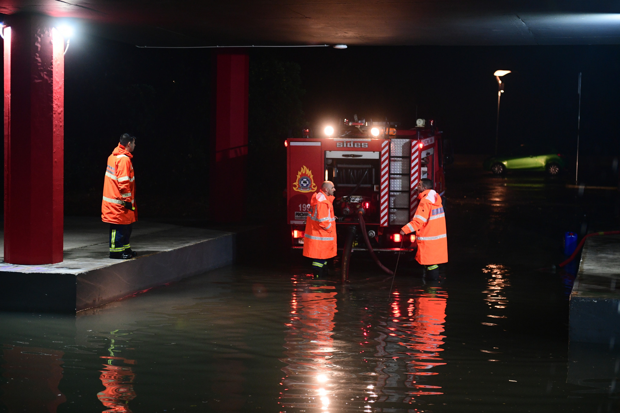 Πλημμύρισε ο περιβάλλων χώρος του ΣΕΦ - Δείτε εικόνες