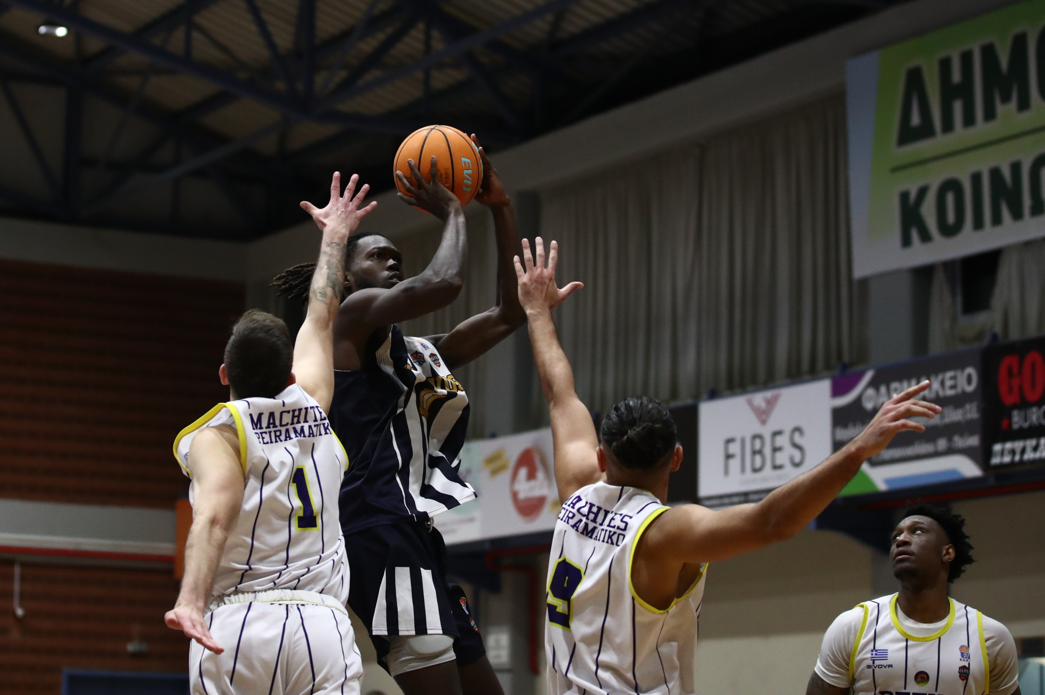 Μεγάλη νίκη για τον Κόροιβο κόντρα στους Μαχητές με τρομερό Σμιθ