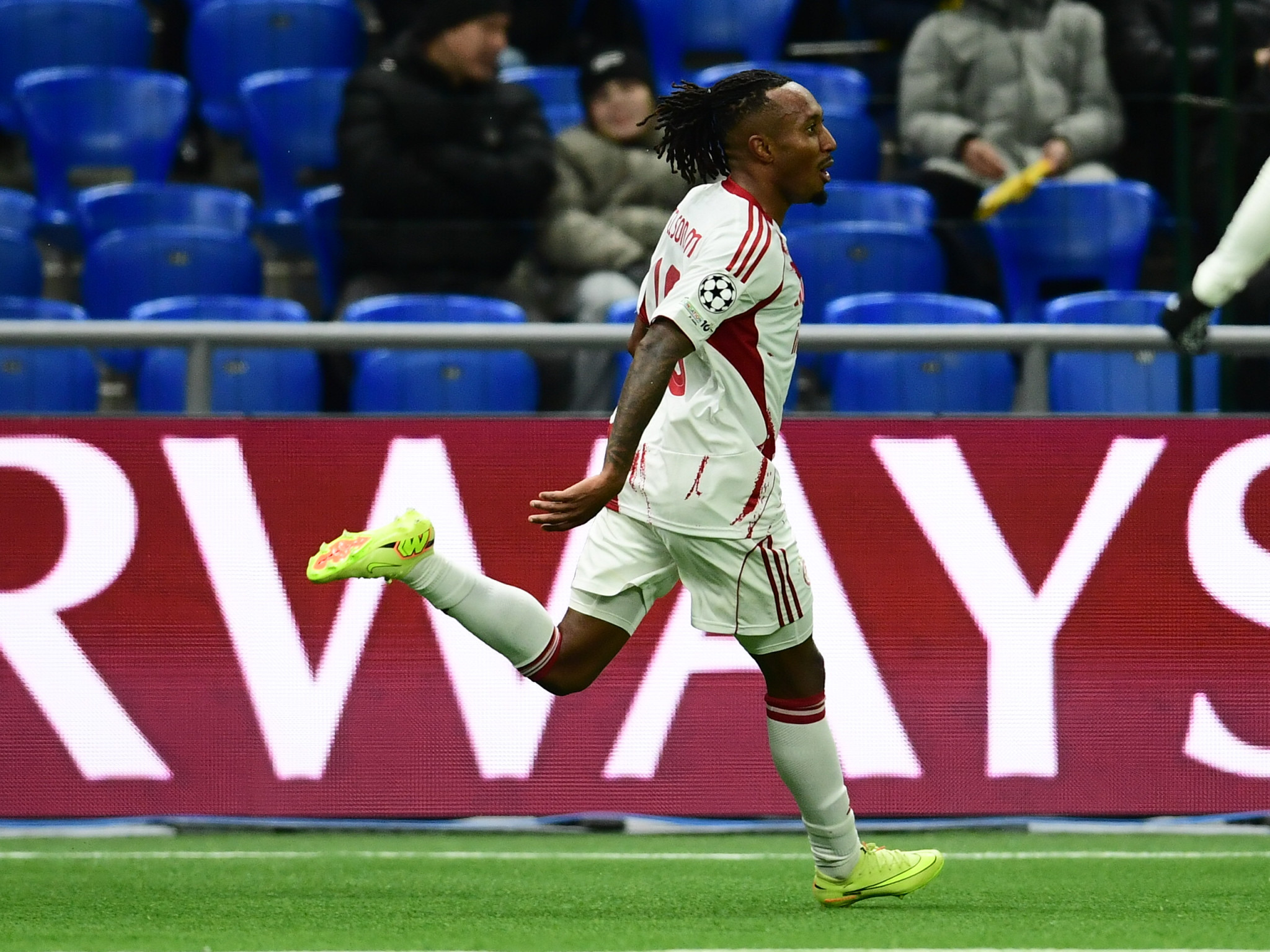 Ο Μάρτινς σκοράρει από απίθανη γωνία και ο Ολυμπιακός ανοίγει το σκορ στο Καζακστάν (video)