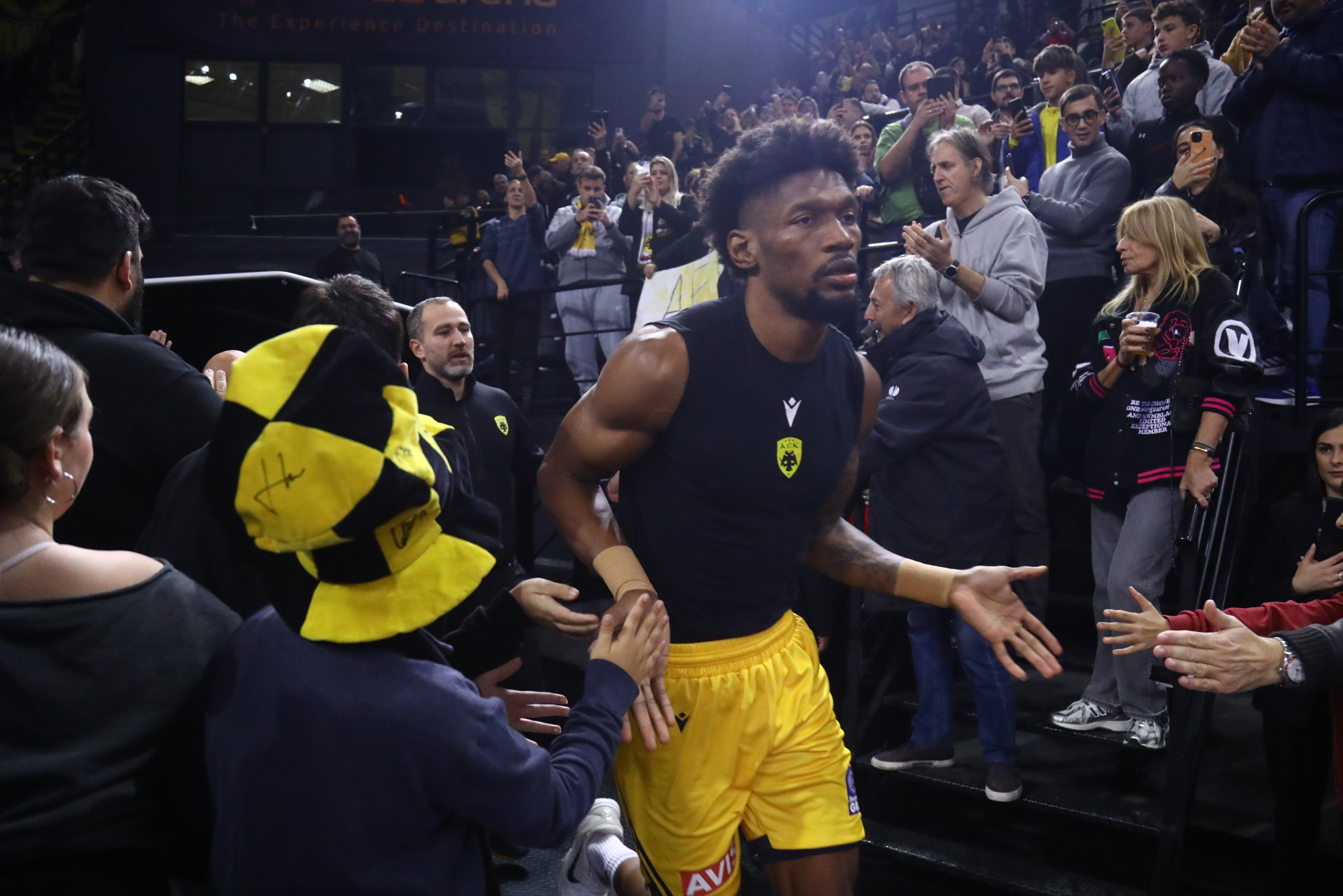 Δυναμική παρουσία του κόσμου της ΑΕΚ: Πάνω από 5.000 στη Sunel Arena