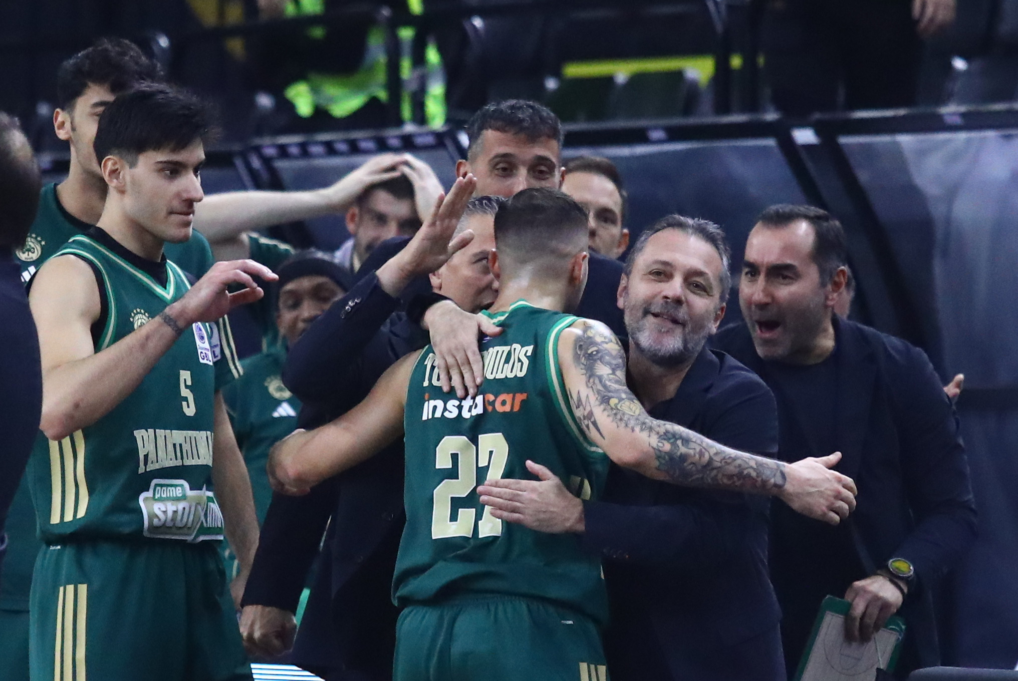 Το απίστευτο buzzer beater του Τολιόπουλου στο ημίχρονο του ΑΕΚ - Παναθηναϊκός (video)