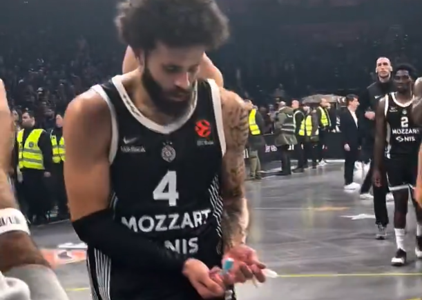 Αποδοκιμάστηκε ξανά από τον κόσμο της η Παρτίζαν - Οι οπαδοί τους πέταξαν αντικείμενα (video)