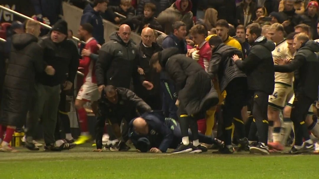 Απίστευτο ξύλο στην Αγγλία: Παίκτες και παράγοντες δύο ιστορικών ομάδων σε μία τρομερή συμπλοκή (video)