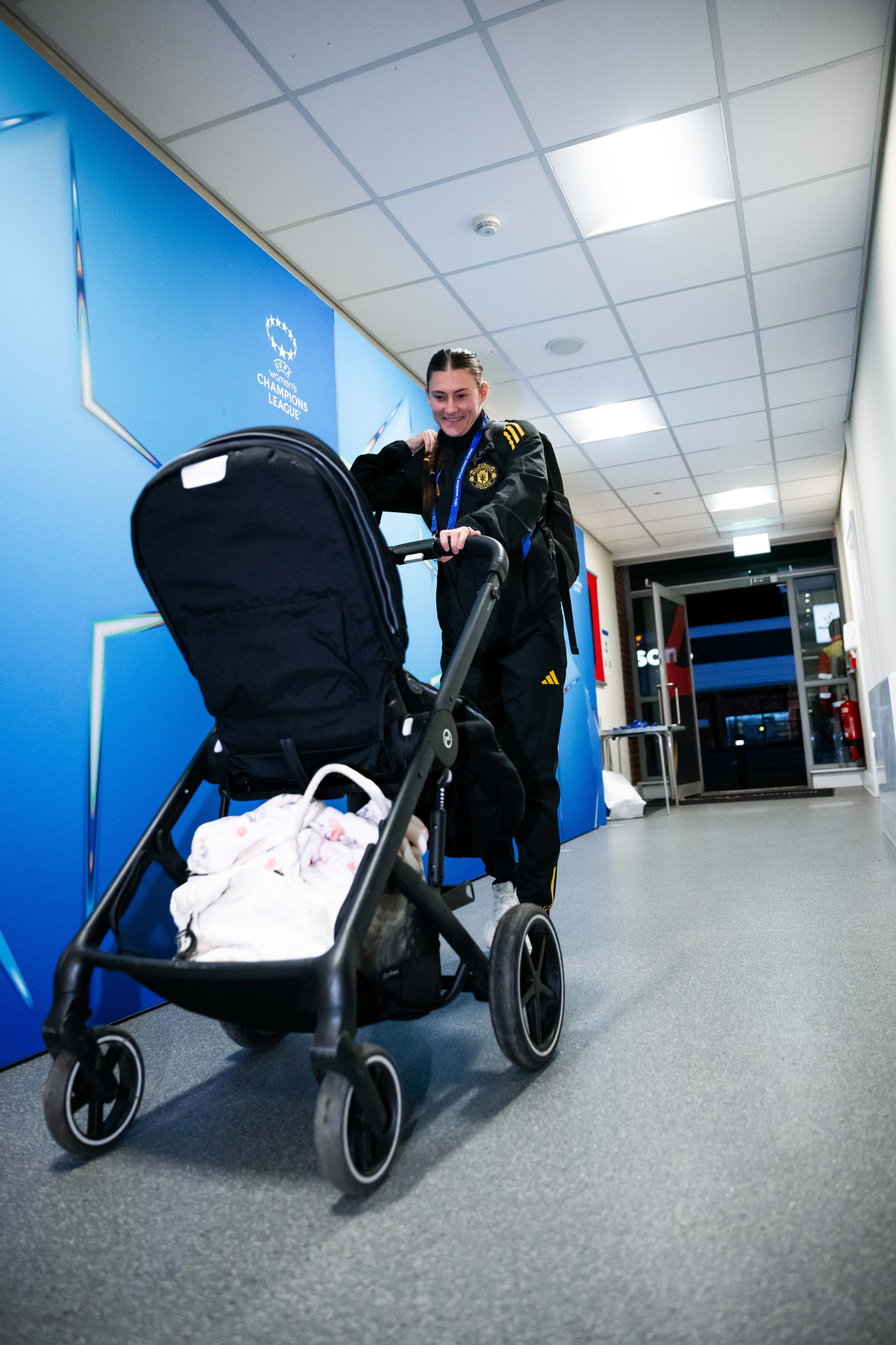 Με το μωρό στη δουλειά - Ακόμα κι αν είναι στα αποδυτήρια για να παίξεις σε έναν αγώνα Champions League