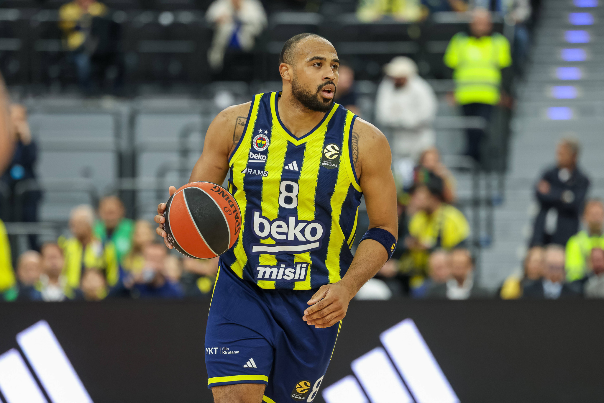 Με «μαέστρο» Τάκερ η Φενέρμπαχτσε κέρδισε την Τόφας