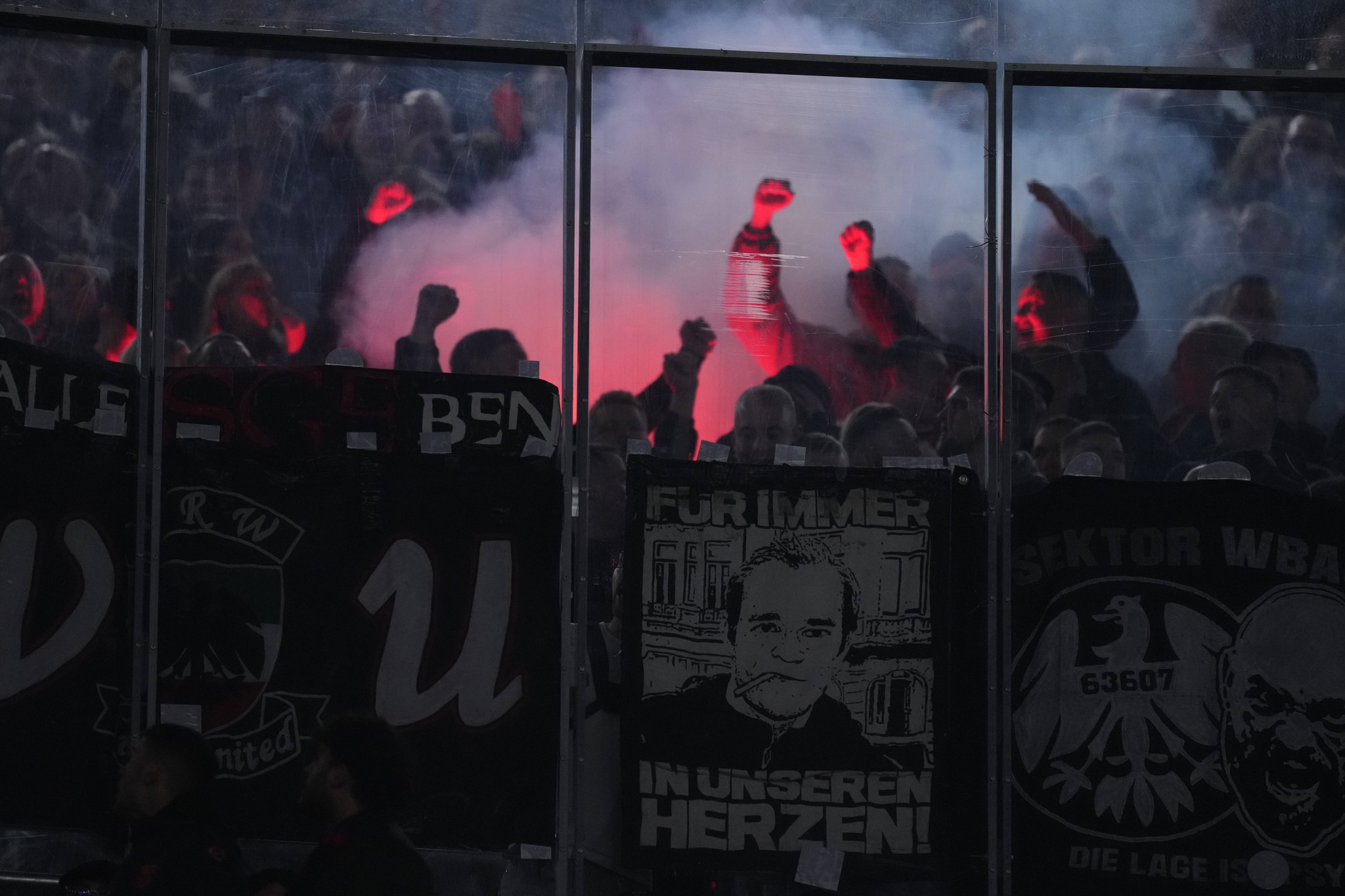 Γερμανική... ανακαίνιση στο «Καμπ Νου» - Οι οπαδοί της Άιντραχτ τα «έσπασαν» στις εξέδρες video)