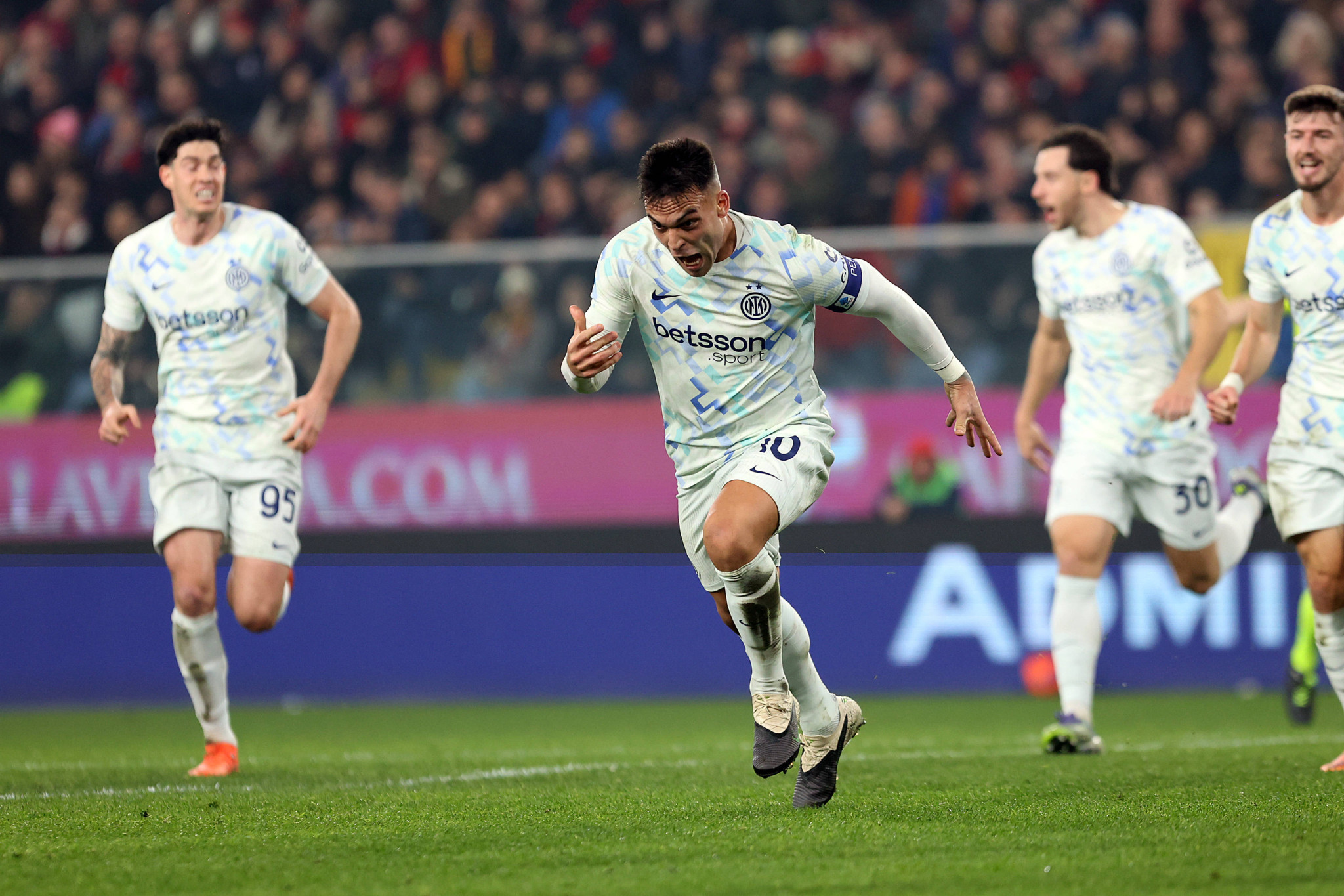 H Ίντερ πέρασε από τη Γένοβα και πάτησε κορυφή