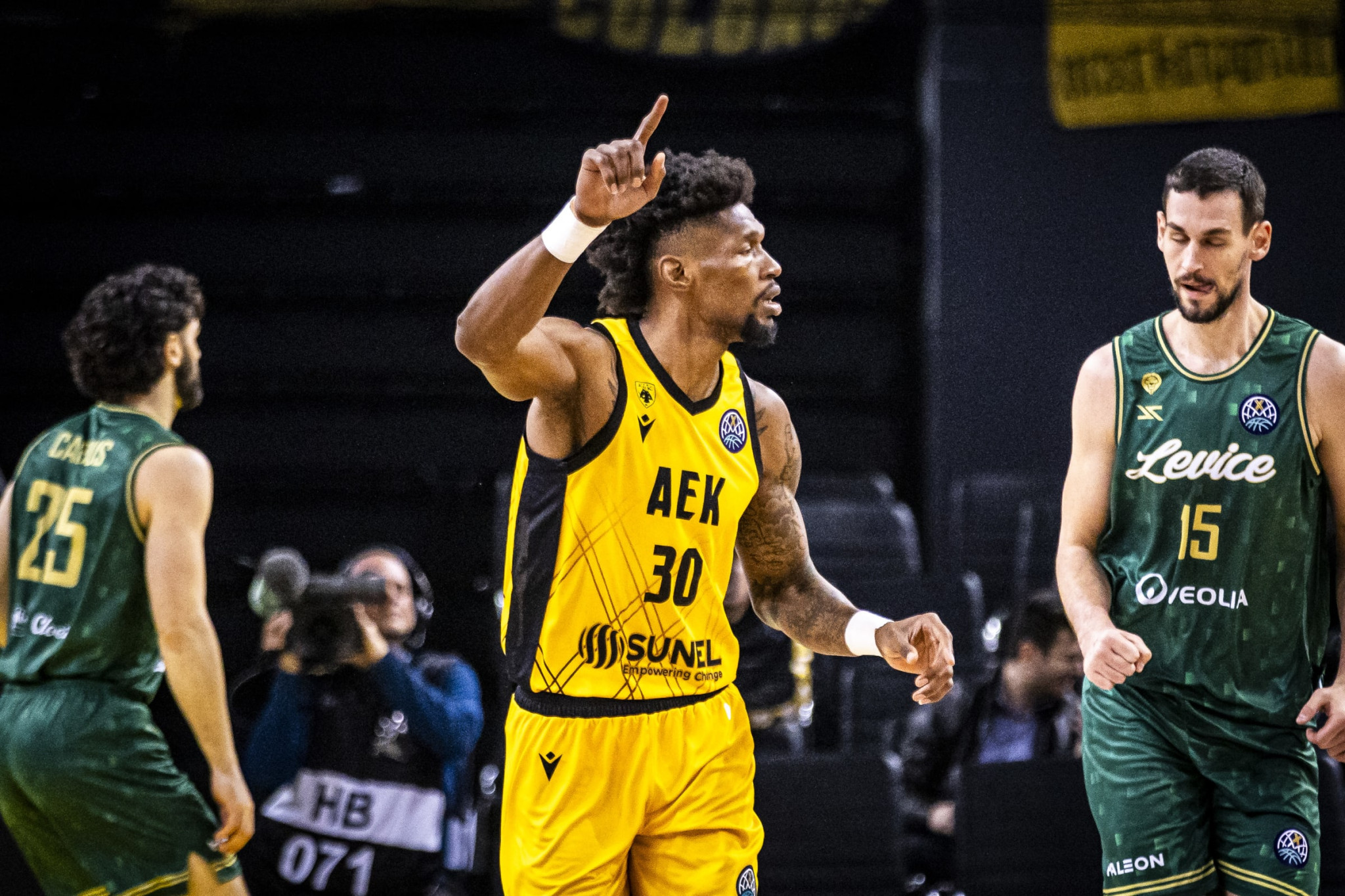 Ο Σίλβα ξεσήκωσε τον κόσμο της ΑΕΚ με εμφατικό κάρφωμα (video)