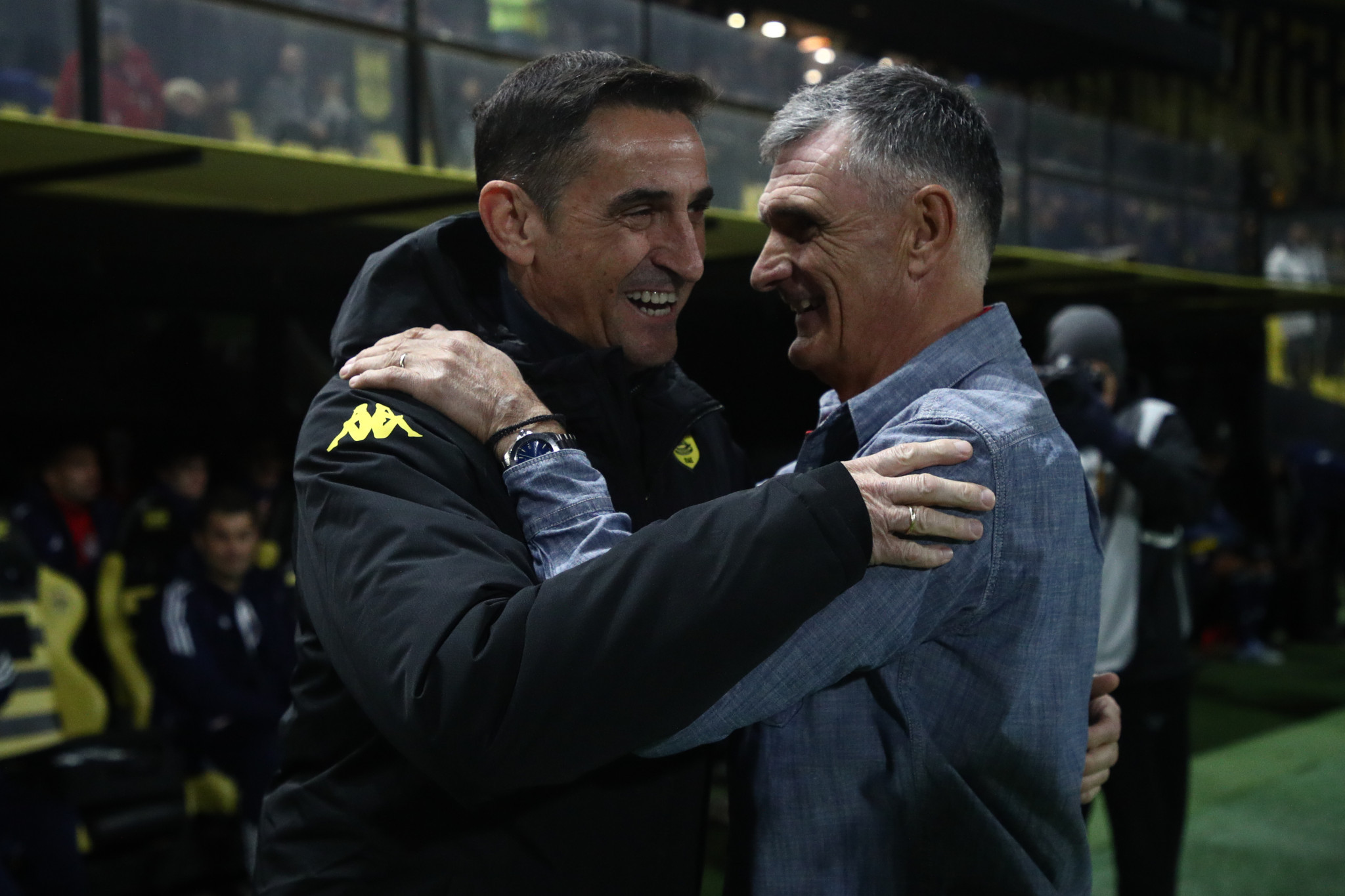 Η αγκαλιά Χιμένεθ - Μεντιλίμπαρ στο φινάλε του ματς Άρης - Ολυμπιακός