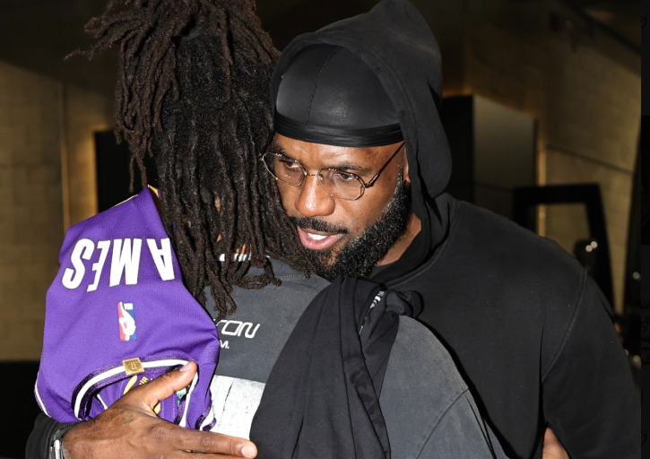 Η αναγνώριση του «Βασιλιά» στον... ανερχόμενο MVP: Το ξεχωριστό δώρο του ΛεΜπρόν στον Καστλ