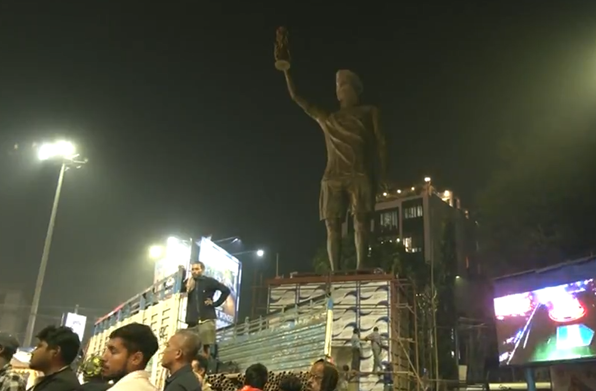 Το γιγαντιαίο άγαλμα του Μέσι στην Ινδία έχει 20 μέτρα ύψος και φτιάχτηκε σε μόλις 40 μέρες (video)