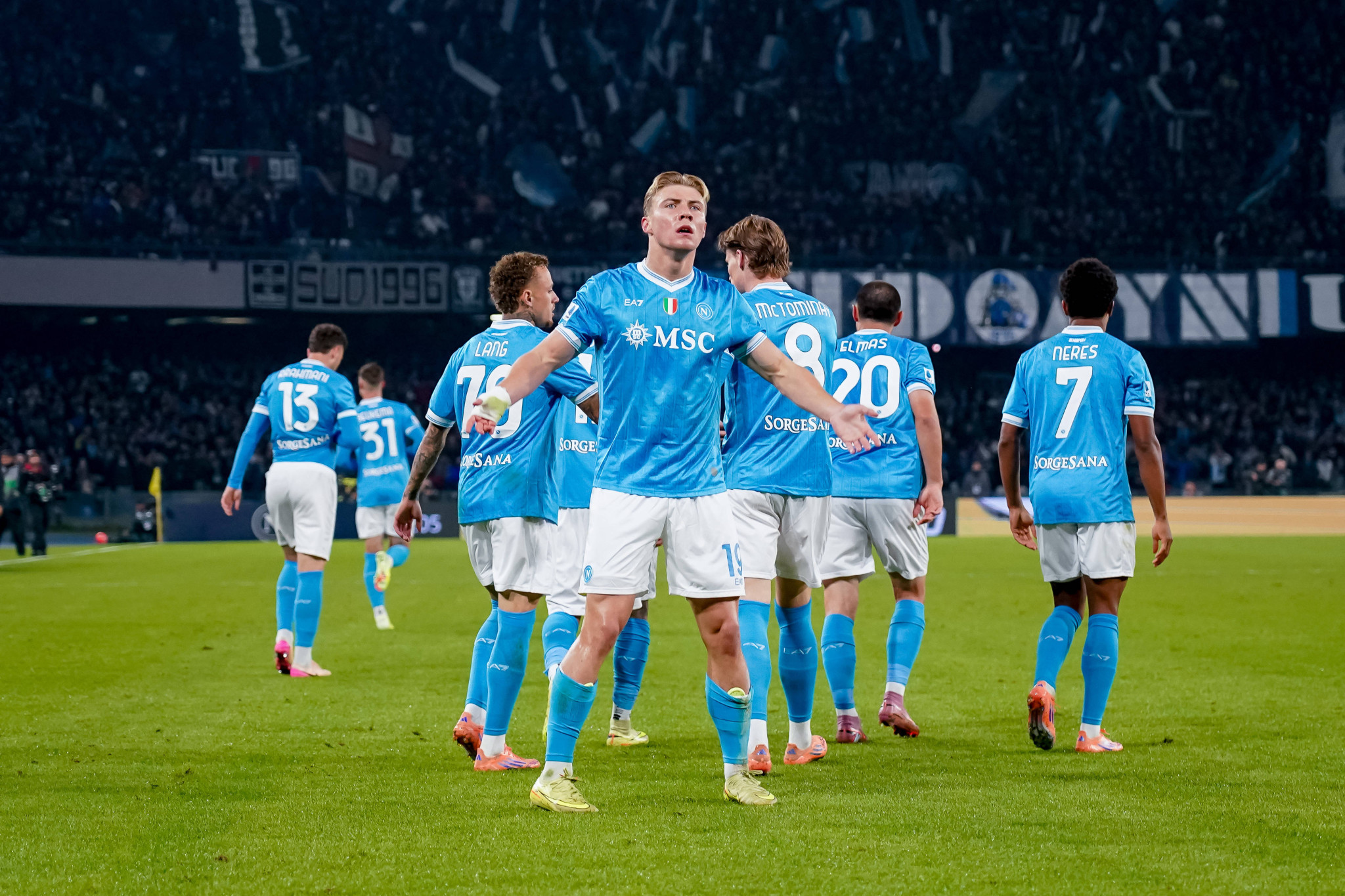 Με «καυτό» Χόιλουντ η Νάπολι νίκησε άνετα την Κρεμονέζε