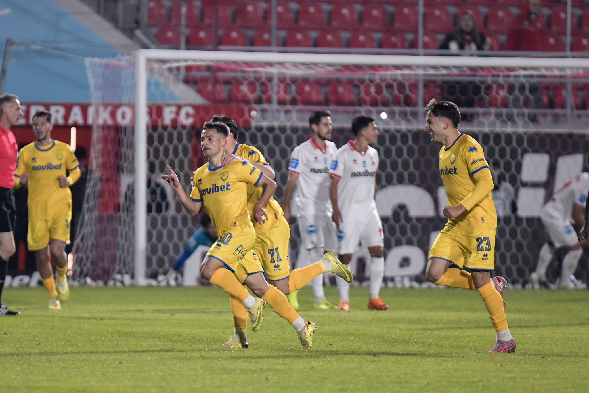 Ο Παναιτωλικός νίκησε τον κακό Πανσερραϊκό και «βλέπει» 8άδα