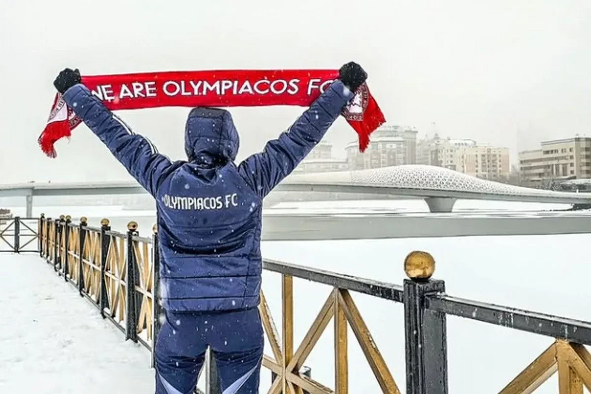 Η «ερυθρόλευκη» ανάρτηση του Ολυμπιακού από τη χιονισμένη Αστάνα