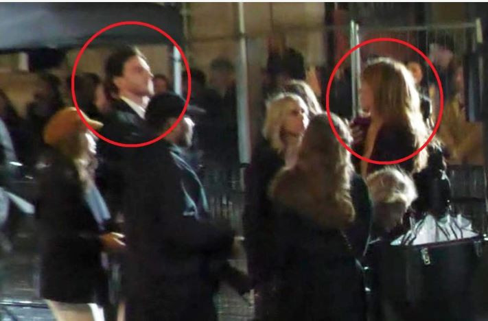 Δεσμευμένος ποδοσφαιριστής έκανε τα πάντα για να κρυφτεί καθώς έφτασε σε εκδήλωση με γνωστή παρουσιάστρια (photos)