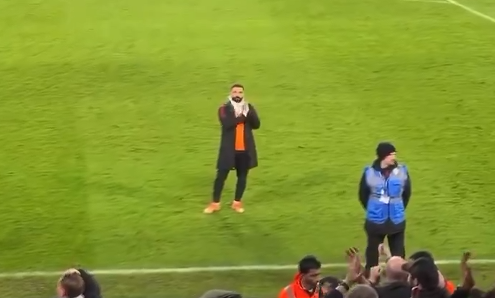 Η στιγμή που ο Σαλάχ αποχαιρετά αποσβολωμένος τους οπαδούς της Λίβερπουλ (video)