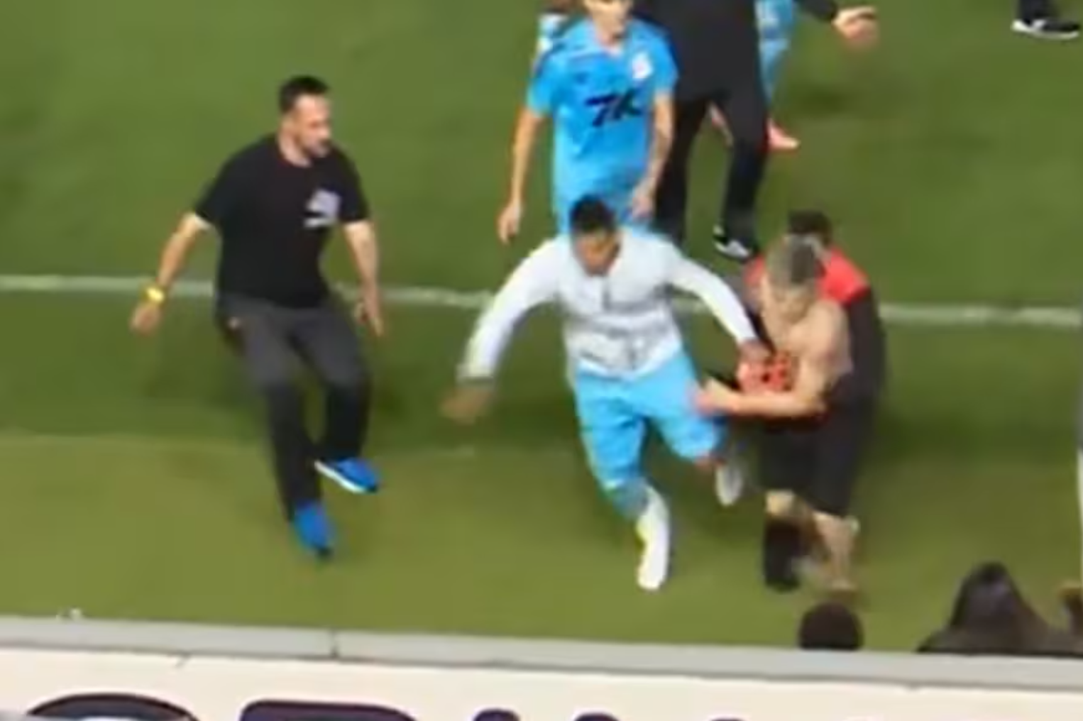 Οπαδός της Σάντος «μπούκαρε» στο γήπεδο για selfie με τον Νεϊμάρ και τραυμάτισε παίκτη (video)