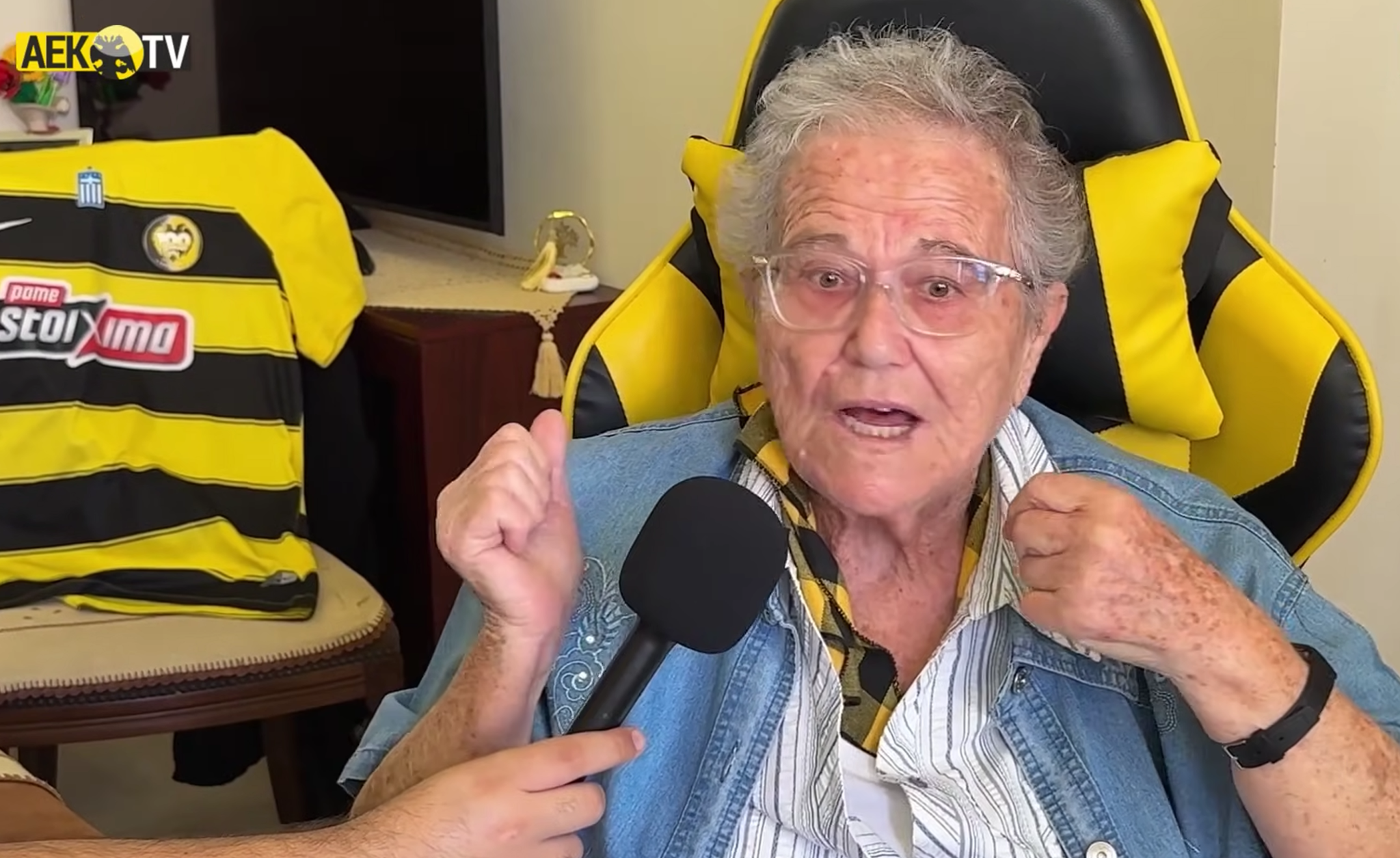 Συγκλονίζει η... σούπερ γιαγιά από την Κρήτη: «Η ΑΕΚ είναι η καρδιά μας, η θρησκεία μας» (video)