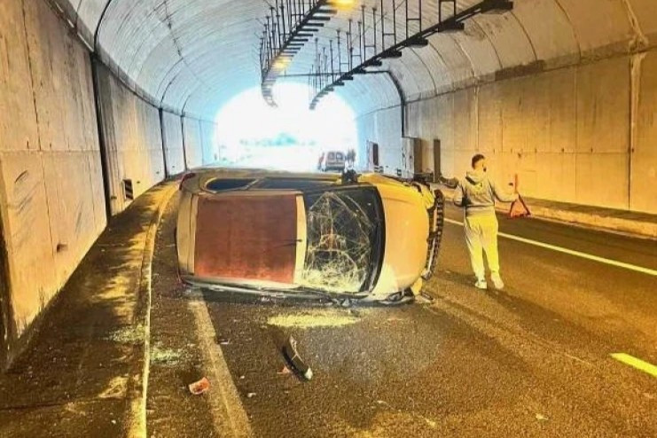 Στιγμές σοκ για την Πηγή Δεβετζή: Ενεπλάκη σε τροχαίο, ανετράπη το αυτοκίνητό της (video)