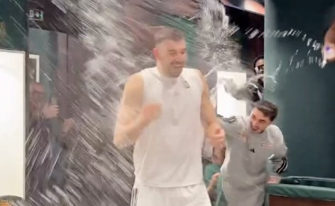 Φατούρο, αγκαλιές και μπουγέλο στον Ρογκαβόπουλο από το παρκέ μέχρι τα αποδυτήρια (video)