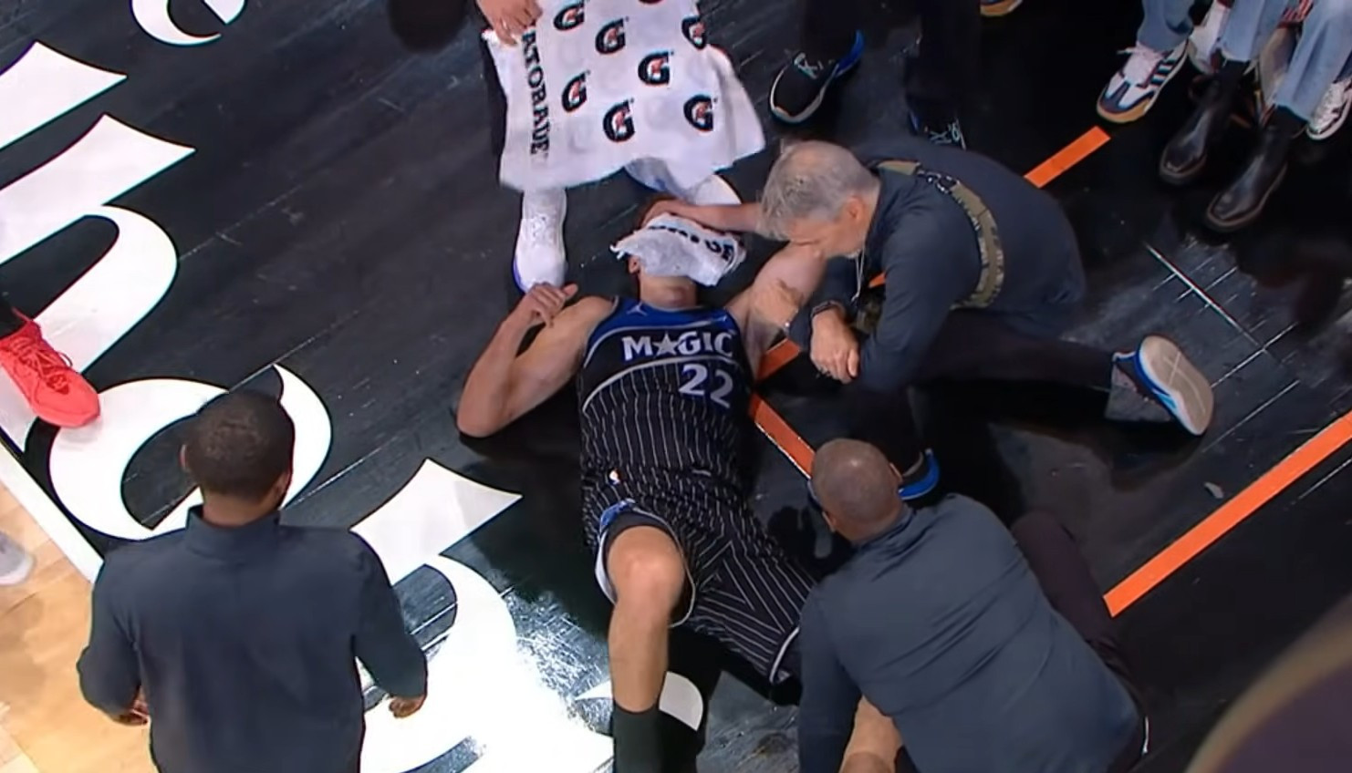 Σοκαριστικός τραυματισμός του Βάγκνερ στο γόνατο - Τον πήραν υποβασταζόμενο από το παρκέ (video)