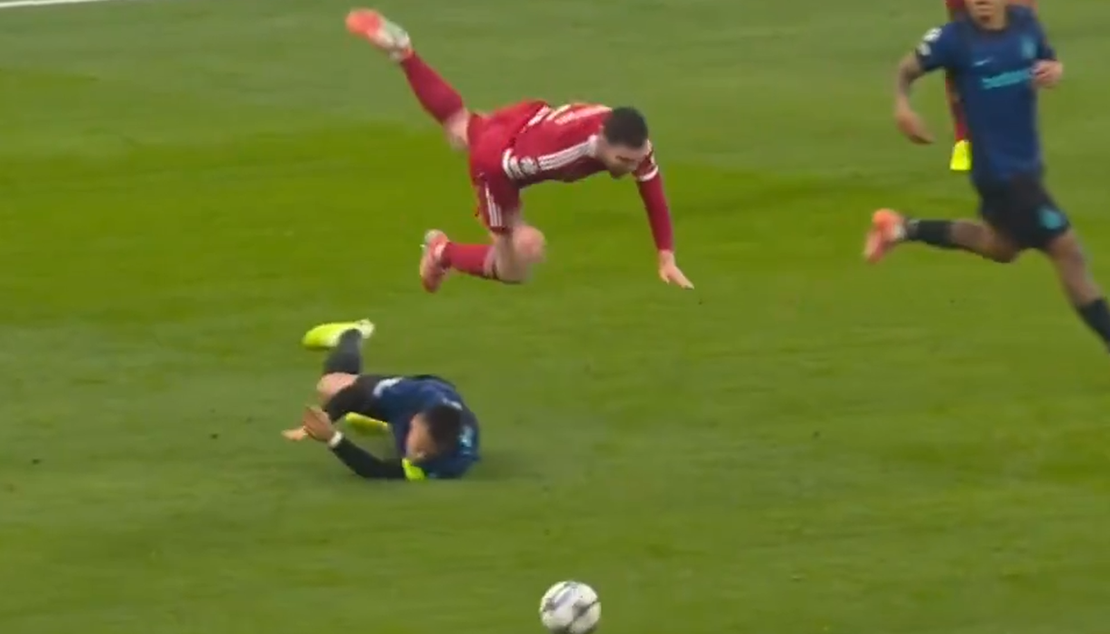 Ο Λαουτάρο... αναποδογύρισε τον Ρόμπερτσον με σκληρό τάκλιν (video)