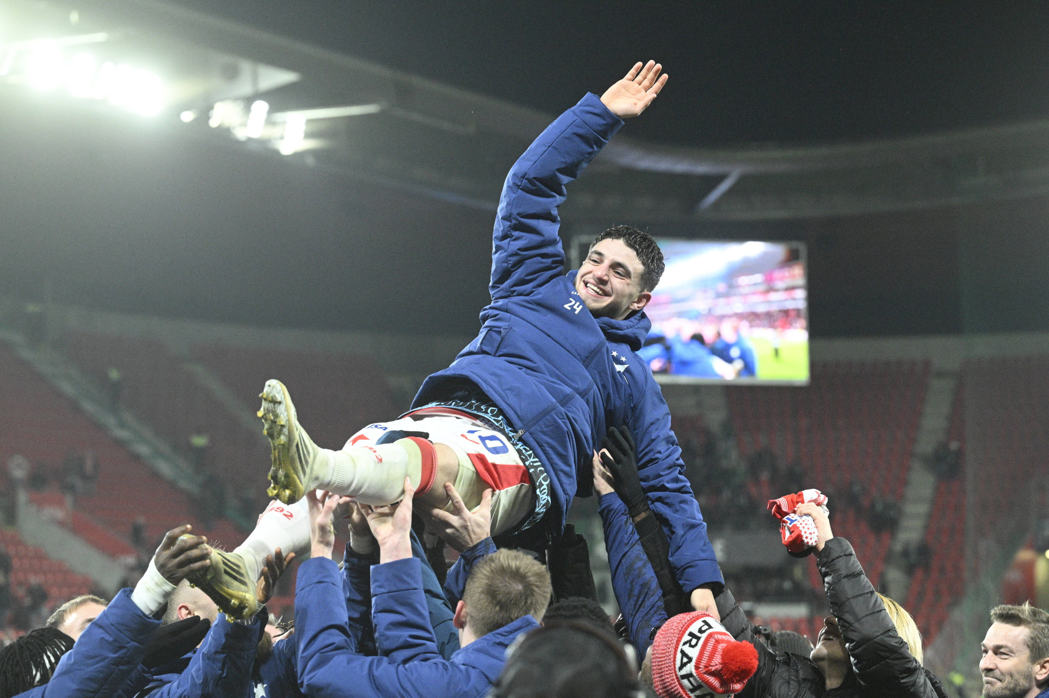 Αποθέωση για τον Ζαφείρη στο τελευταίο του παιχνίδι με τη Σλάβια Πράγας - Στα ελληνικά το «αντίο» των Τσέχων (video)