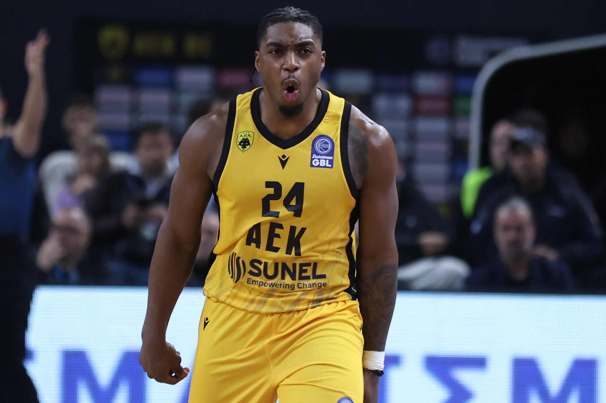 Ο Φρανκ Μπάρτλεϊ στο Athletiko: «Έπρεπε να βγω μπροστά για την ΑΕΚ, ο Σίλβα είναι συγκεντρωμένος εδώ»