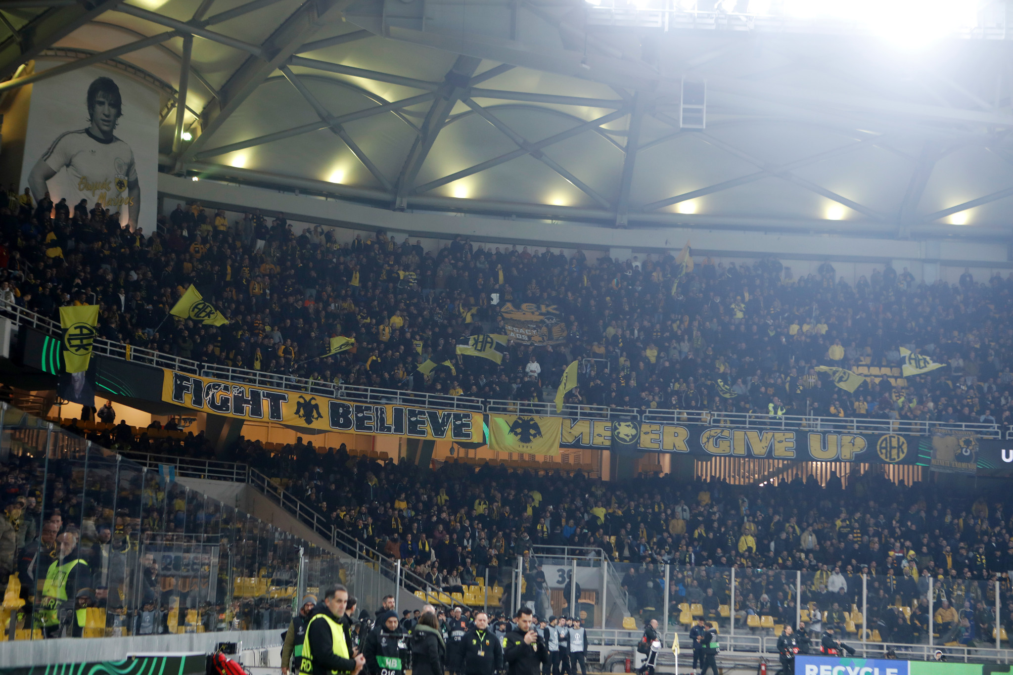 Η συγκινητική ιστορία φίλου της ΑΕΚ στο ματς με την Κραϊόβα στο «Athletiko by Night» (video)