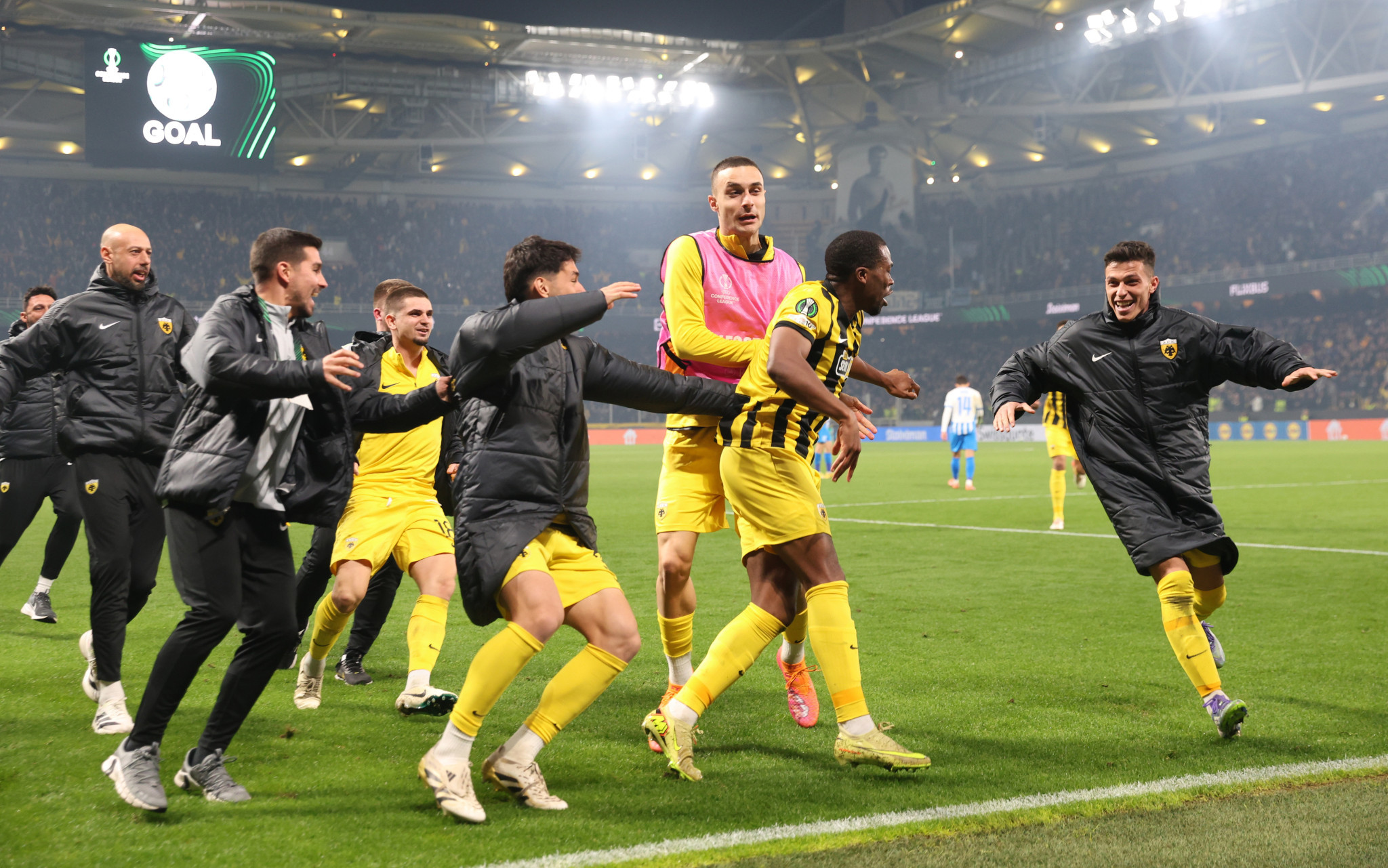 Το ξέσπασμα στην ανατροπή και το πάρτι στα αποδυτήρια: Η παρακάμερα του ΑΕΚ-Κραϊόβα (video)