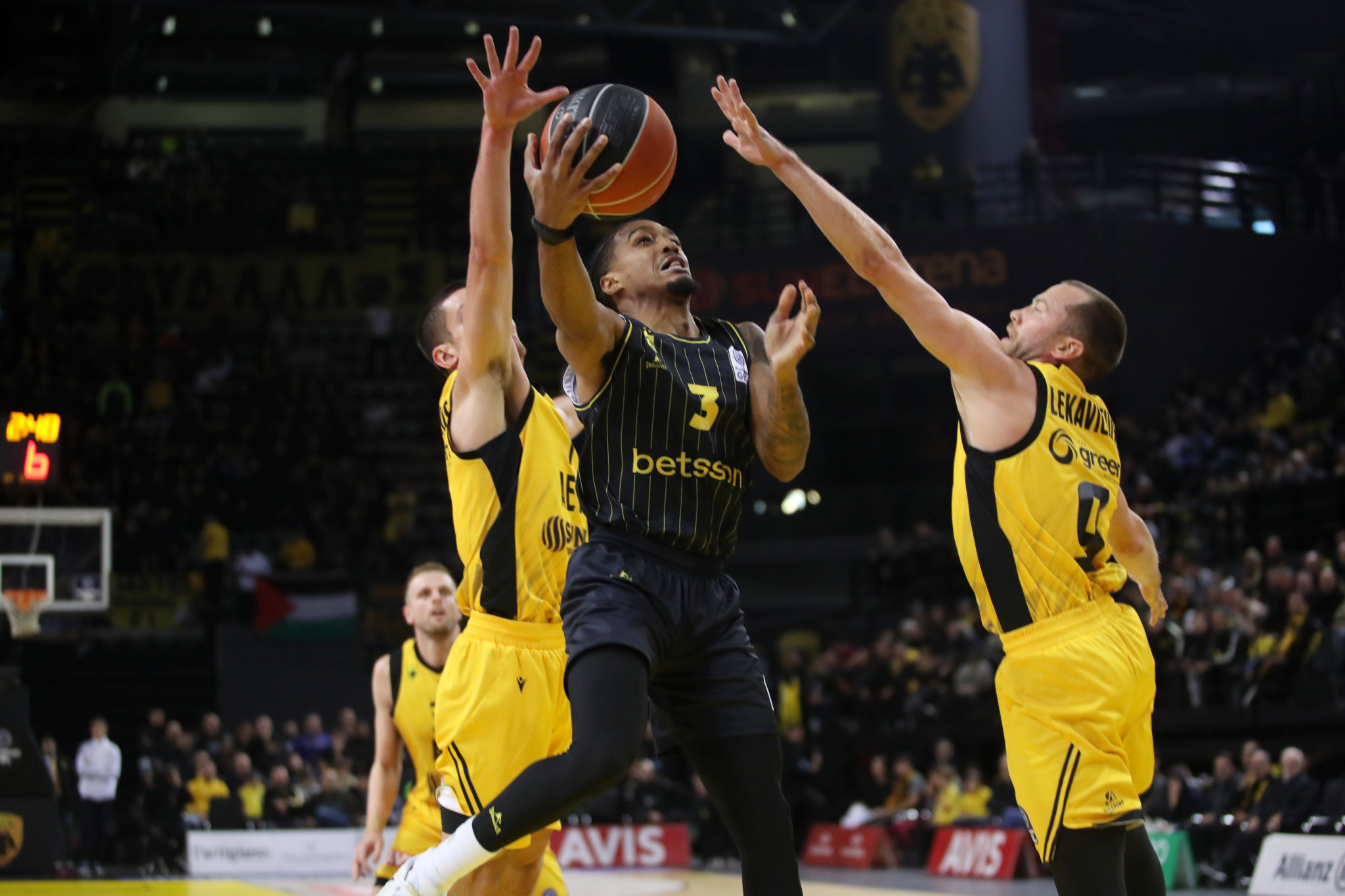 Τα παράπονα του Άρη για τη διαιτησία στο πρώτο ημίχρονο του αγώνα με την ΑΕΚ