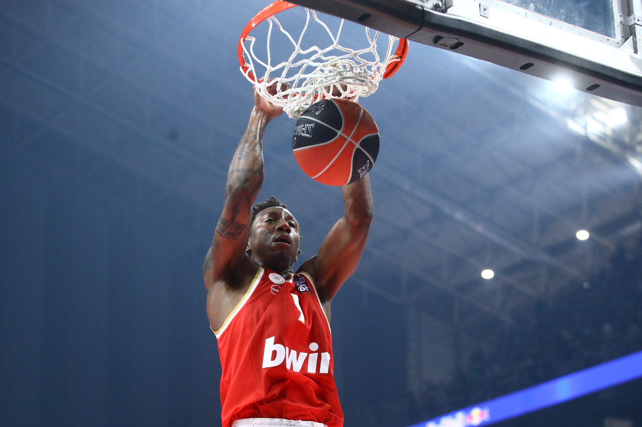 Γιατί μία υπερπλήρης ομάδα όπως η Εφές επέλεξε τον Σέιμπεν Λι του Ολυμπιακού