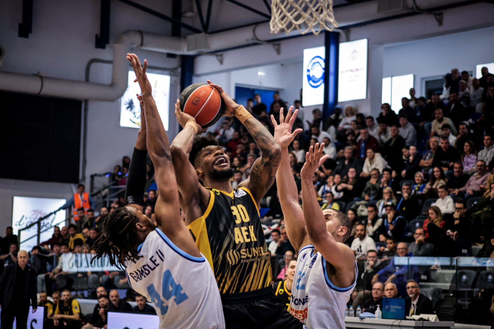 Αποθέωση για Σάκοτα και παίκτες μετά τη νίκη στη Μύκονο