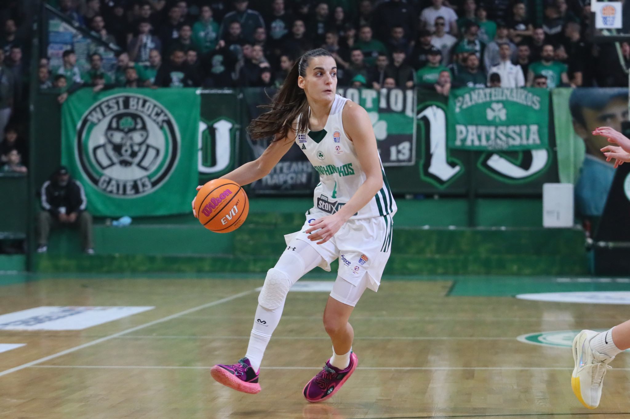 Συγκίνηση και αποθέωση για την Σταμολάμπρου στην επιστροφή της στα παρκέ μετά από 319 μέρες