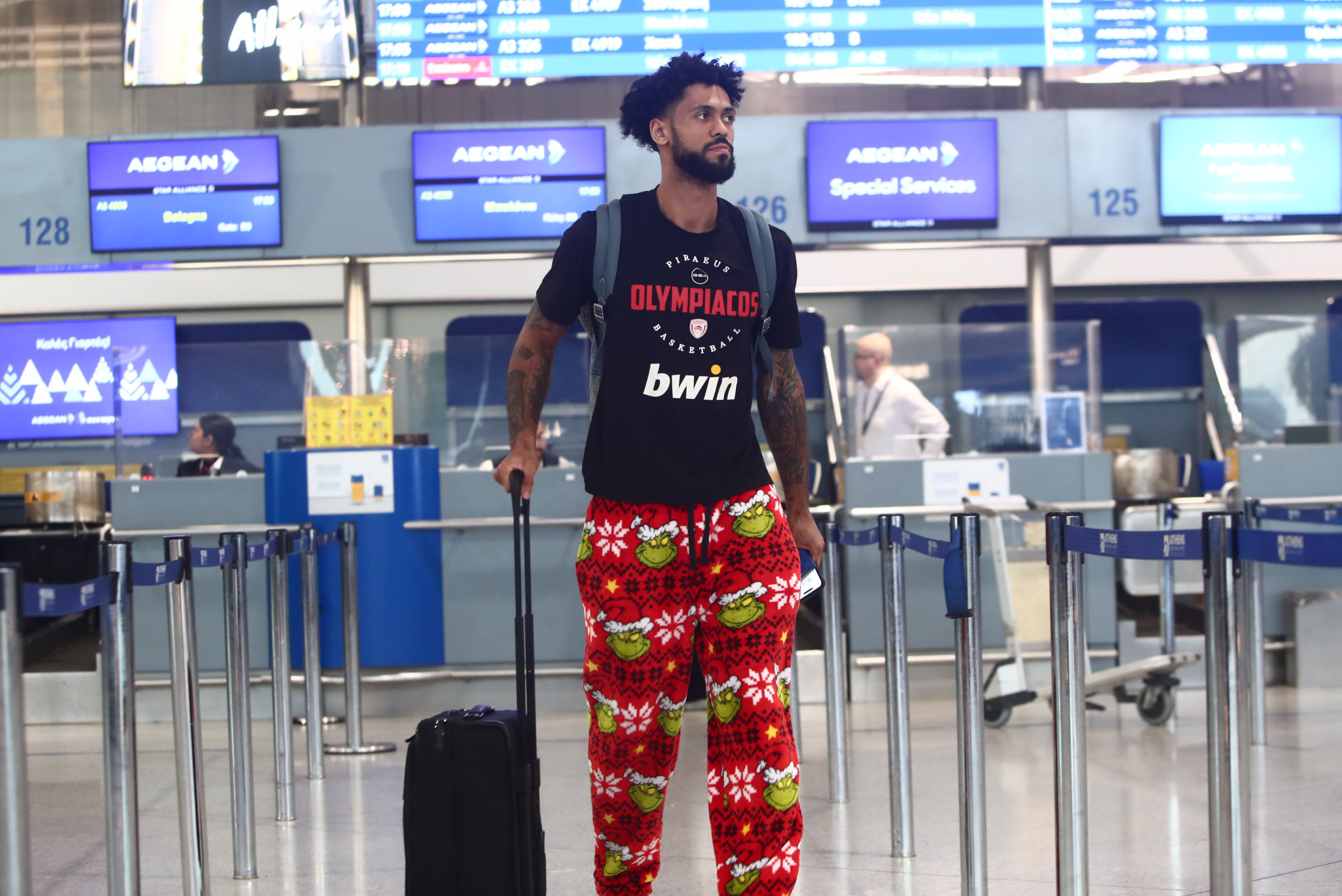 Ο Ντόρσεϊ αδιαφόρησε για το dress code που συστήνει ο Ολυμπιακός και επέλεξε... Grinch (photos)