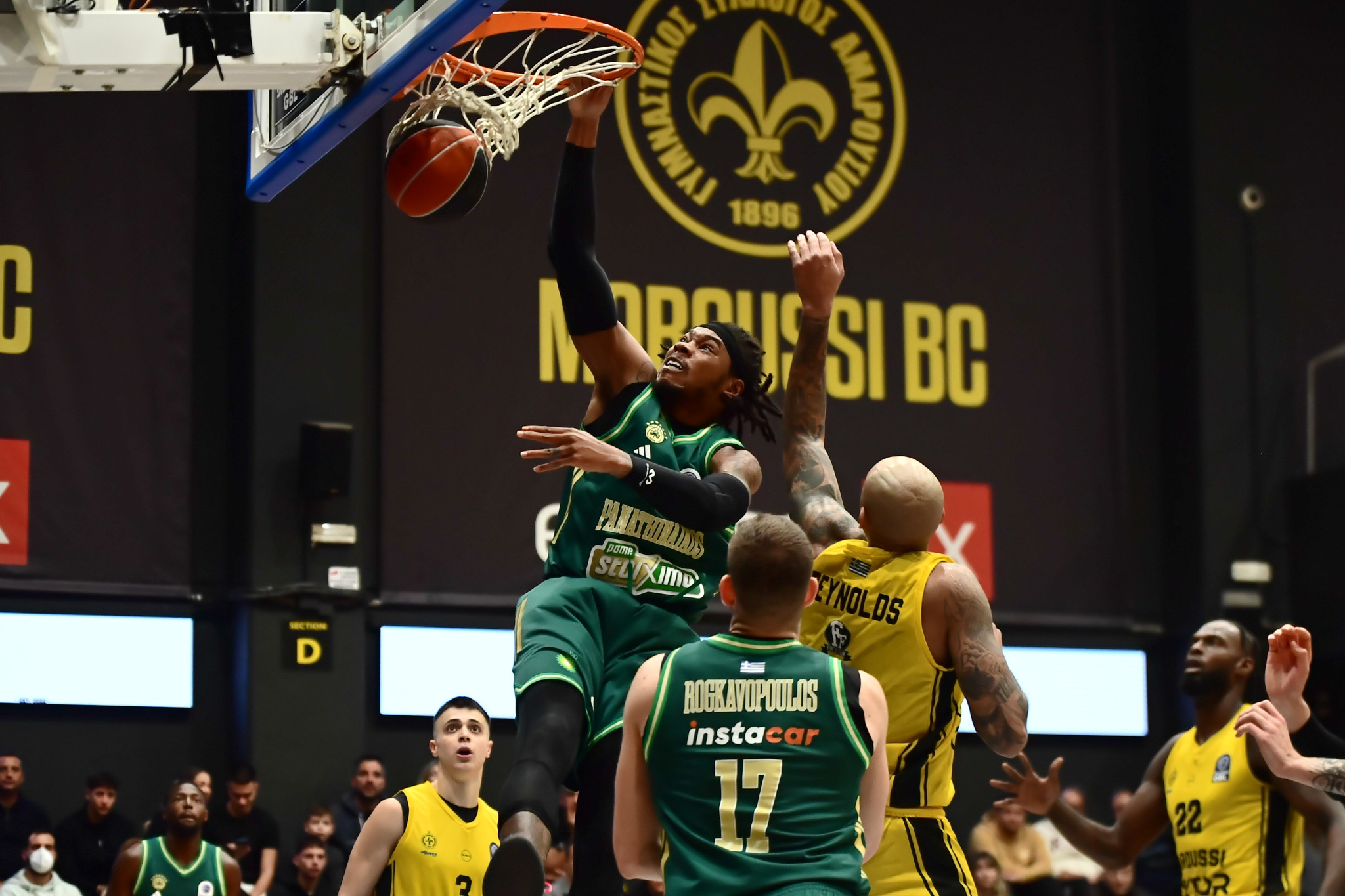 Το απίστευτο tomahawk κάρφωμα του Χολμς στο... πρόσωπο του Ρέινολντς  (video)