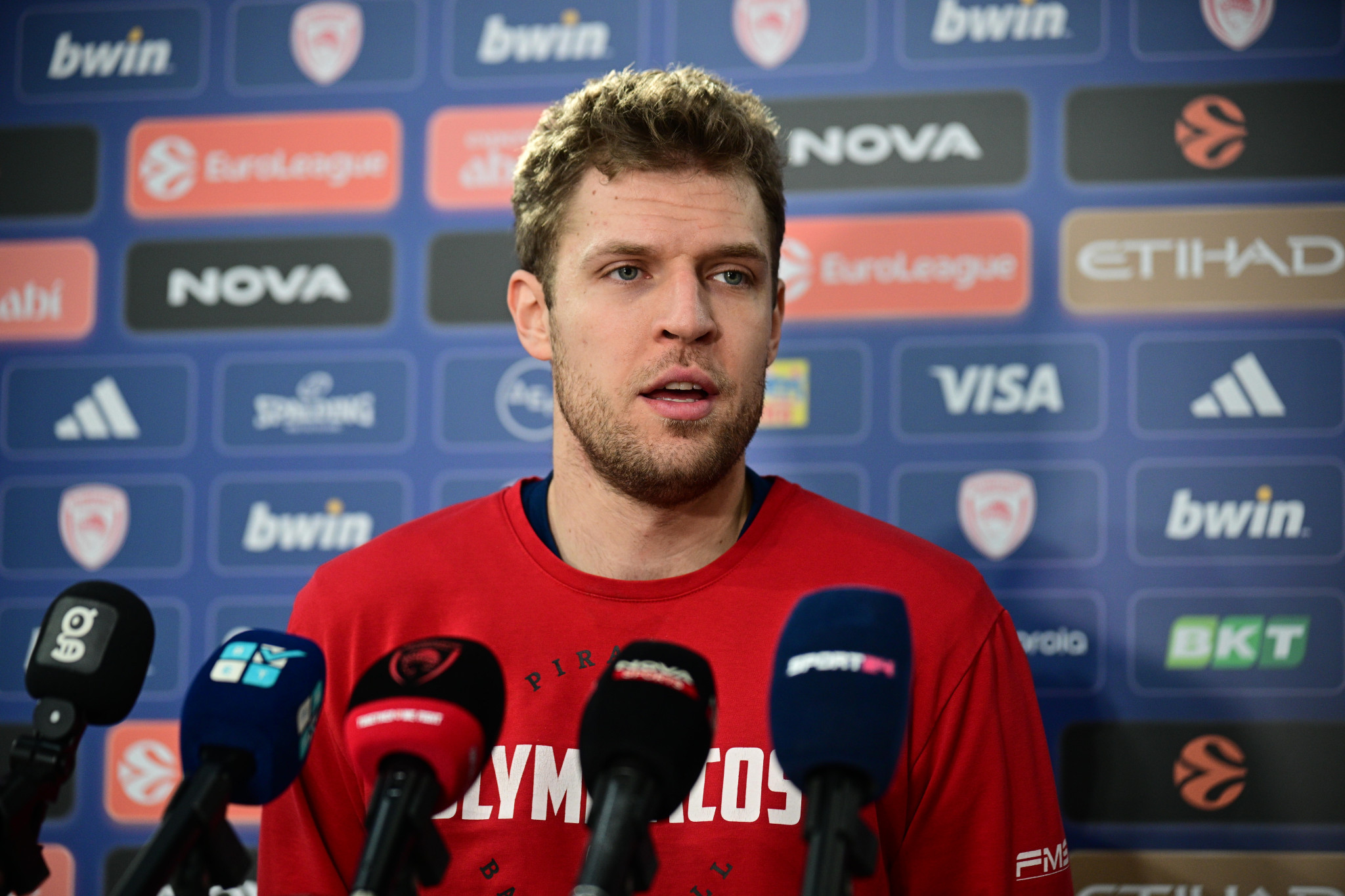 Βεζένκοφ: «Πρέπει να κάνουμε το τέλειο παιχνίδι - Η νίκη και η ήττα ξεχνιούνται σε ένα βράδυ»